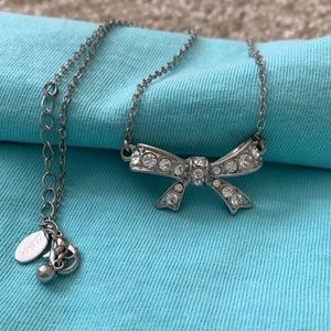 Bow necklace